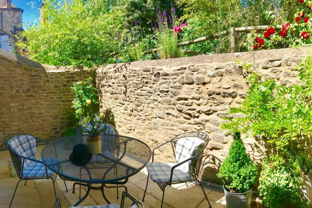 Oxfordshire Living - The Bowler Hat Cottage - Woodstock Exterior photo