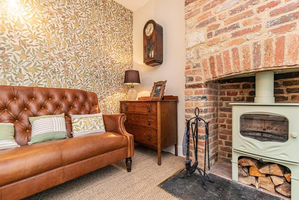 Oxfordshire Living - The Bowler Hat Cottage - Woodstock Exterior photo